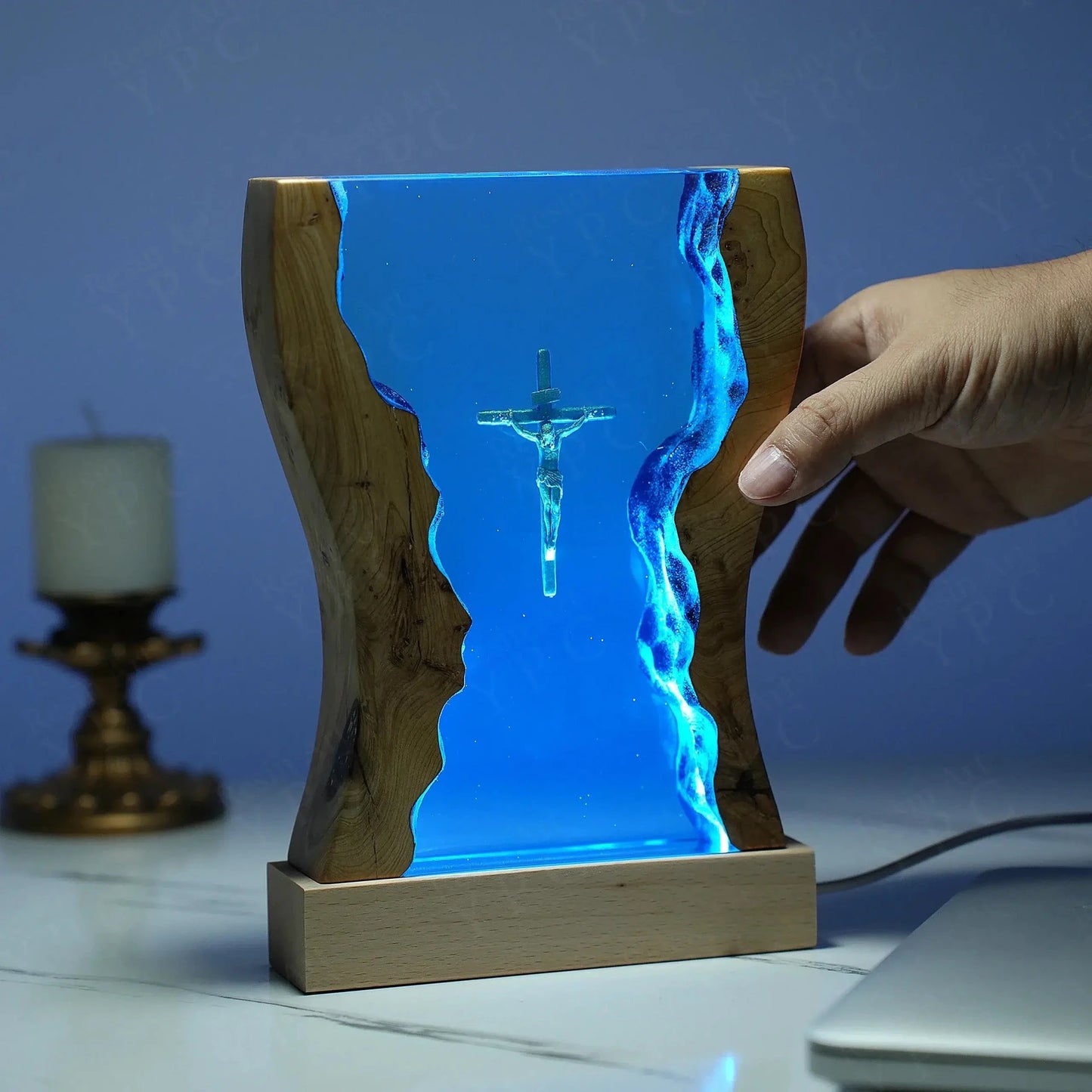 CROSS RESIN LAMP